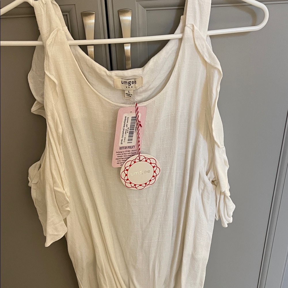 Umgee Women's Cream Blouse. Cold shoulder top with ruffles nwt